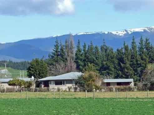 64 Packard Road, Motupipi