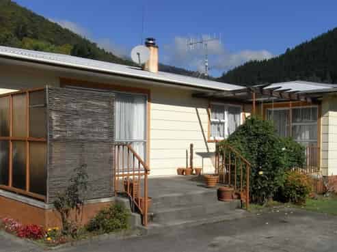 6 Hillside Lane, The Brook