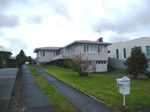 900 River Road, Queenwood