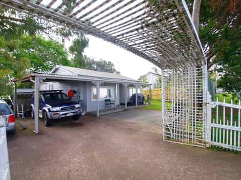 942 East Coast Road, Northcross