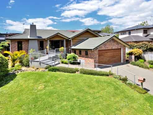 3 Admirals Court Drive, Greenhithe