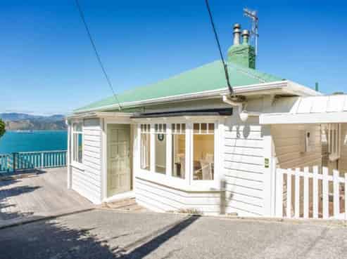 8 Nakora Road, Karaka Bays