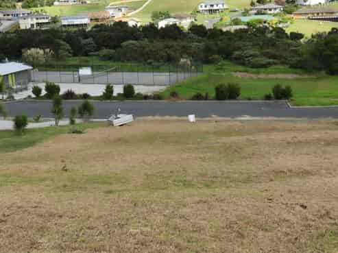 6 Loke Crescent, Coopers Beach