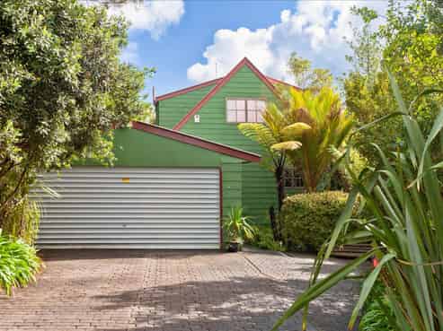 28 Longfellow Parade, Titirangi