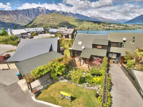 4 Goldleaf Hill, Queenstown Central