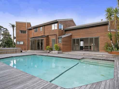 922 West Coast Road, Waiatarua