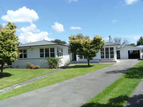 1100 Allenby Street, Akina