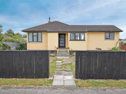 3 Montrose Place, Takaro