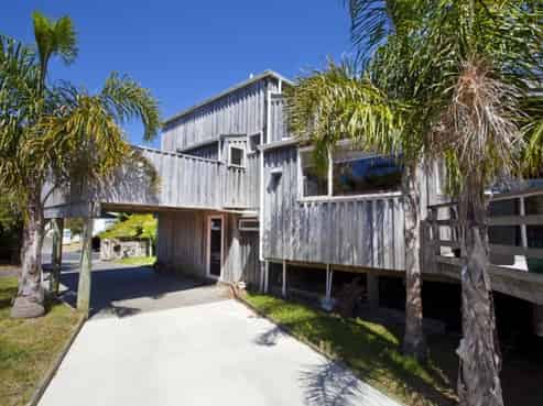 221 Linton Crescent, Whangamata