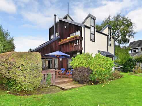 2 Holmcroft Court, Cracroft