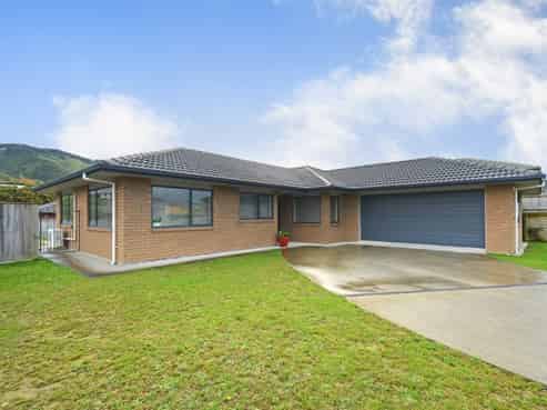 61 Percy Kinsman Crescent, Riverstone Terraces