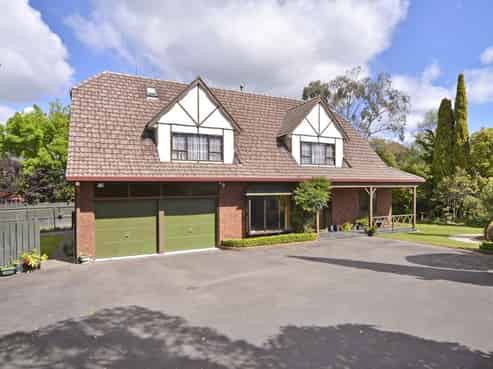 869B Main Street, Roslyn