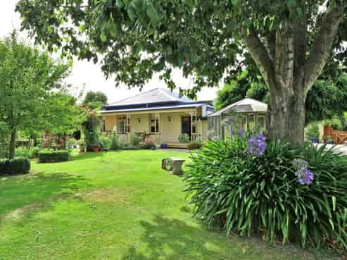 1091 Riverslea Road South, Longlands