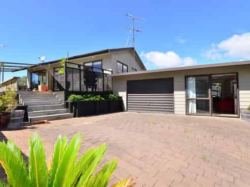 13 Valerie Crescent, Okura