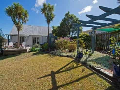 4 Waiata Road, Onetangi