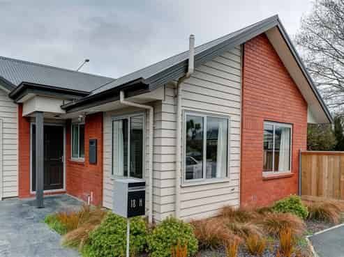 18H Defoe Place, Waltham