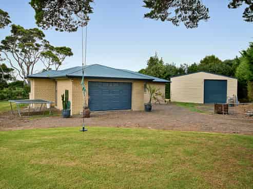 2123 Awhitu Road, Pollok