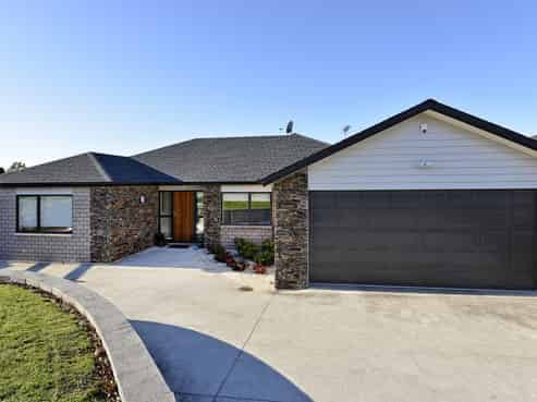 83 Lake Panorama Drive, Henderson Valley