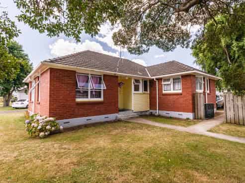 12 Kittyhawk Row, Bulls