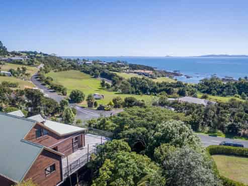 18 Bay View Road, Cable Bay