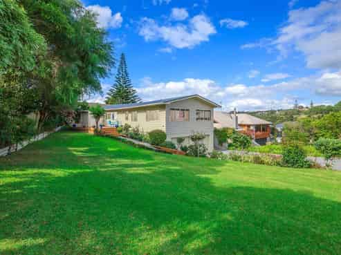 8 Asbury Crescent, Campbells Bay