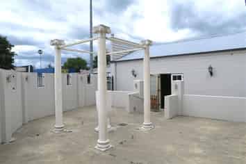 IDEAL HIGH PROFILE RETAIL