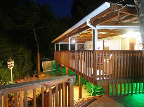 894 West Coast Road, Waiatarua