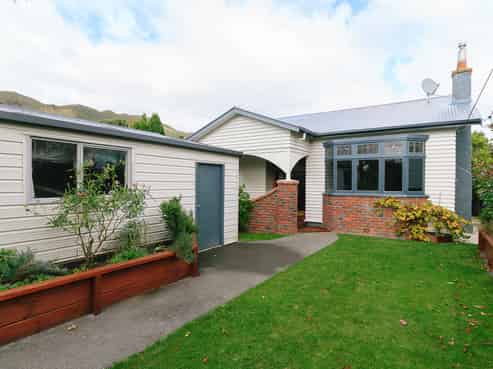 143 Whites Line East, Waiwhetu