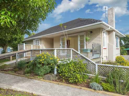 2 Quiet Street, Te Atatu South