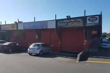 BUSY SHOPPING CENTRE