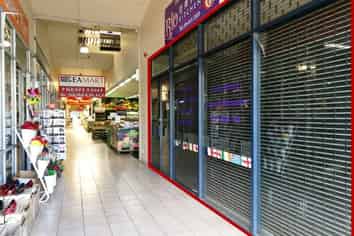 RETAIL SPACE WITH EXTRACTION