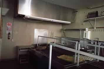 RETAIL SPACE WITH EXTRACTION