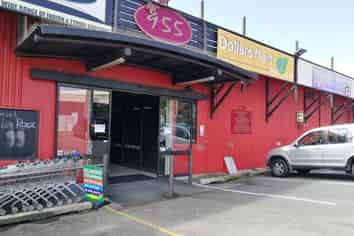 RETAIL SPACE WITH EXTRACTION