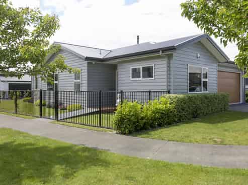 21 Chateau Crescent, Rangatira Park