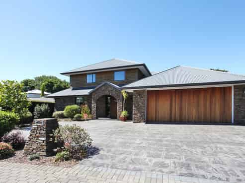 14 Parade Court, Addington