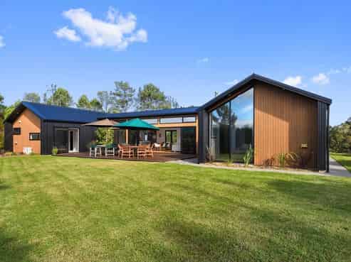 1237 East Coast Road, Redvale