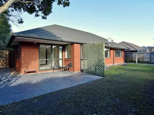 15 Farquhars Road, Redwood