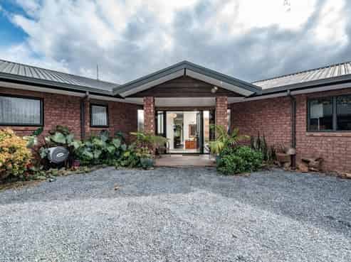 56 Tapeka Road, Russell