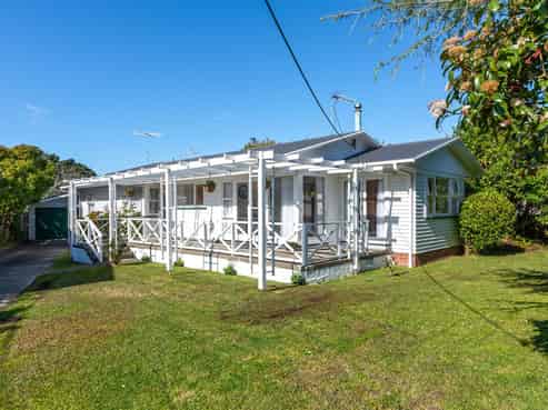 85 Tiroroa Avenue, Te Atatu South