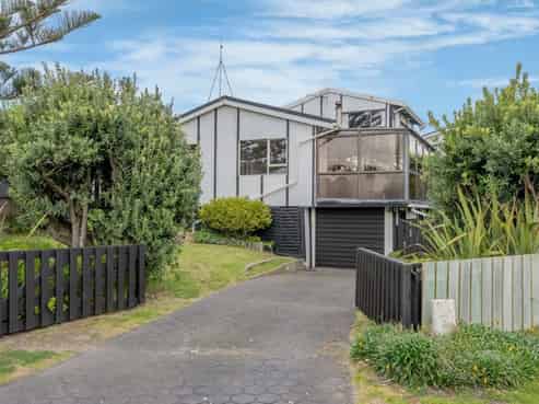2B Marine Parade, Otaki Beach