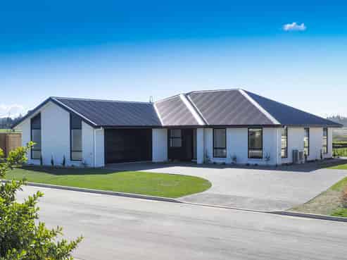 4 West Bay Place, Huntingdon/Lake Hood