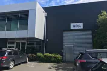 Quality office / showroom / warehouse unit