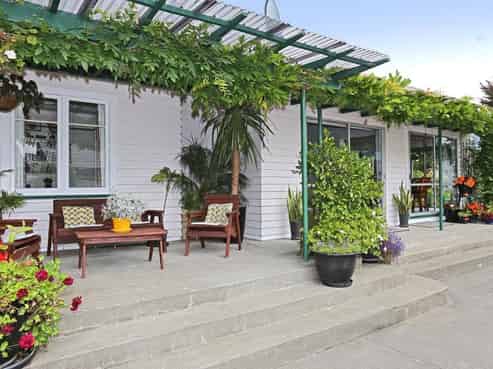 885 Park Road South, Longlands