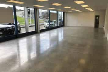 545m² SHOWROOM - 700m² WAREHOUSE