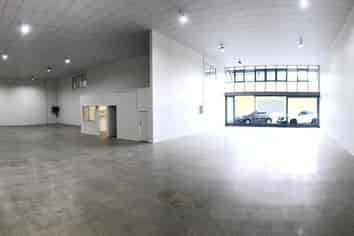 545m² SHOWROOM - 700m² WAREHOUSE