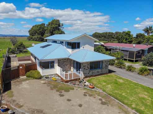 19 East Bank Road, Thornton