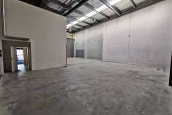 Modern 293sqm Warehouse / Office / Showroom