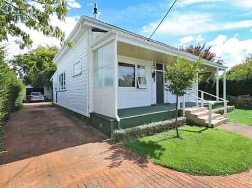 1018 Railway Road South, Longlands