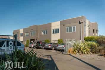 1,000 sqm office and 19 car parks - Waltham