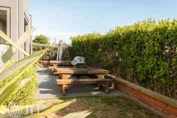 1,000 sqm office and 19 car parks - Waltham